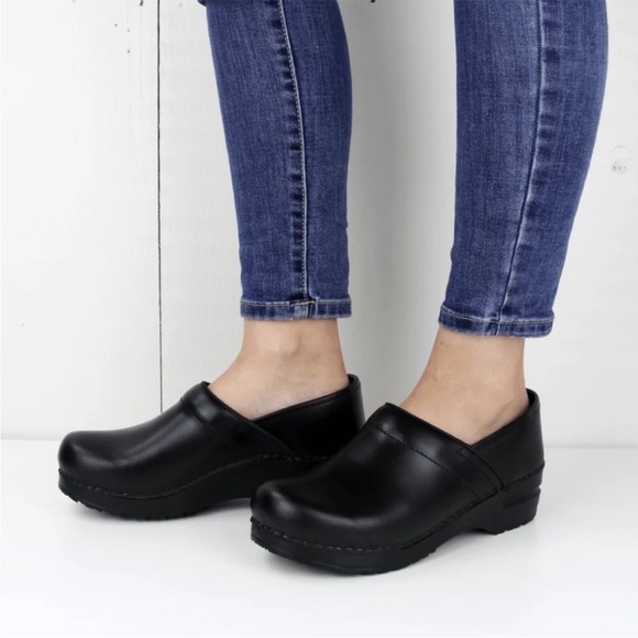 Sanita Chrissy Mule Clog | Original Handmade Wooden Leather Clog for Women | Sustainable sole | Zwart | 39 EU Sanita Chrissy Mule Clog | Original Handmade Wooden Leather Clog for Women | Sustainable sole | Zwart | 39 EU